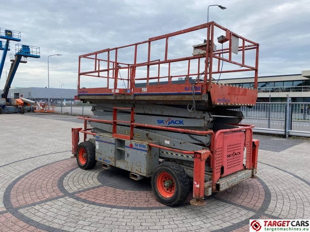 SkyJack SJ9250 RT Diesel Scissor Work Lift 1720cm - رافعات مقصية: صور 2 SkyJack SJ9250 RT Diesel Scissor Work Lift 1720cm - رافعات مقصية: صور 2