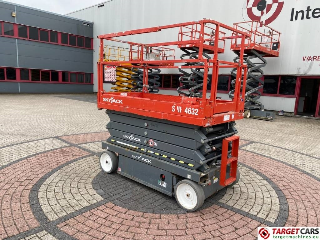 SkyJack SJIII-4632 Electric 4632 Scissor Work Lift 1170cm - رافعات مقصية: صور 4 SkyJack SJIII-4632 Electric 4632 Scissor Work Lift 1170cm - رافعات مقصية: صور 4