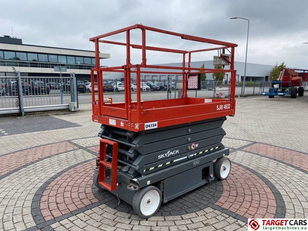 SkyJack SJIII-4632 Electric 4632 Scissor Work Lift 1170cm - رافعات مقصية: صور 3 SkyJack SJIII-4632 Electric 4632 Scissor Work Lift 1170cm - رافعات مقصية: صور 3