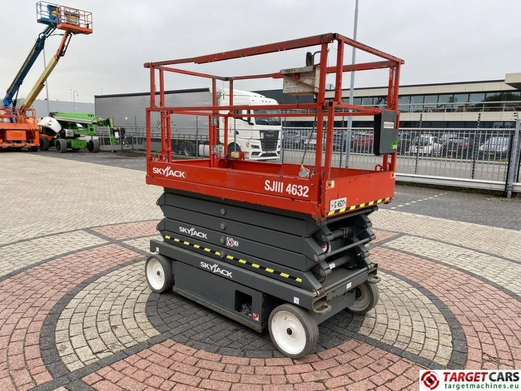 SkyJack SJIII-4632 Electric 4632 Scissor Work Lift 1170cm - رافعات مقصية: صور 2 SkyJack SJIII-4632 Electric 4632 Scissor Work Lift 1170cm - رافعات مقصية: صور 2