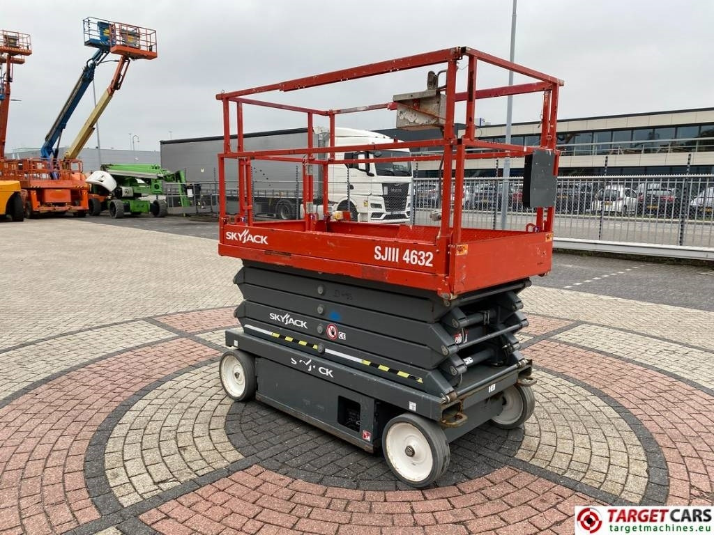 SkyJack SJIII-4632 Electric 4632 Scissor Work Lift 1170cm - رافعات مقصية: صور 2 SkyJack SJIII-4632 Electric 4632 Scissor Work Lift 1170cm - رافعات مقصية: صور 2