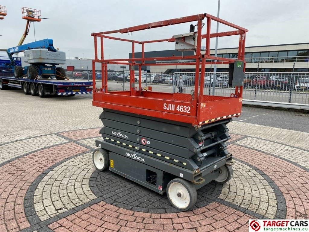 SkyJack SJIII-4632 Electric 4632 Scissor Work Lift 1170cm - رافعات مقصية: صور 2 SkyJack SJIII-4632 Electric 4632 Scissor Work Lift 1170cm - رافعات مقصية: صور 2