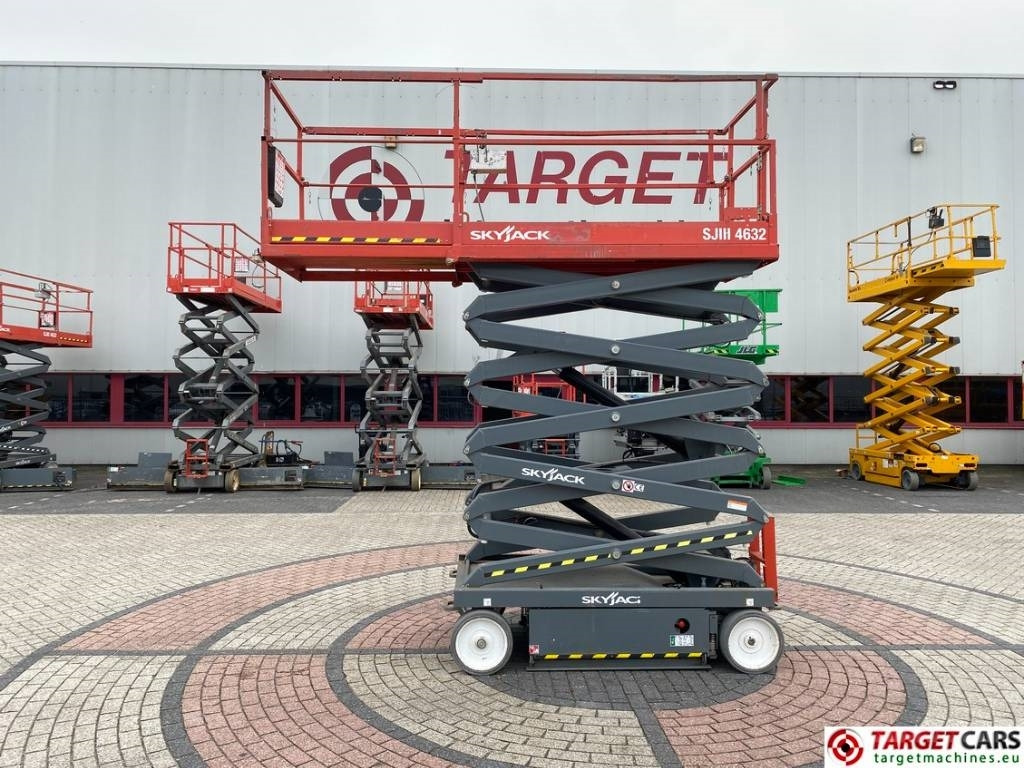 SkyJack SJIII-4632 Electric 4632 Scissor Work Lift 1170cm - رافعات مقصية: صور 5 SkyJack SJIII-4632 Electric 4632 Scissor Work Lift 1170cm - رافعات مقصية: صور 5