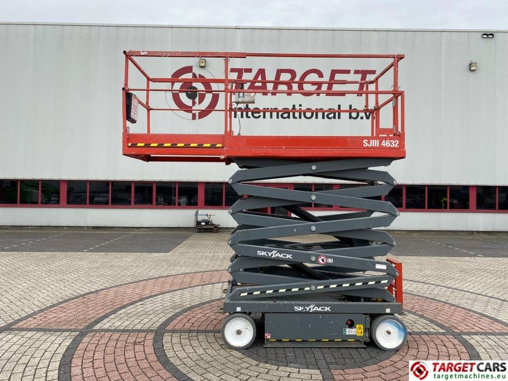 SkyJack SJIII-4632 Electric 4632 Scissor Work Lift 1170cm - رافعات مقصية: صور 5 SkyJack SJIII-4632 Electric 4632 Scissor Work Lift 1170cm - رافعات مقصية: صور 5