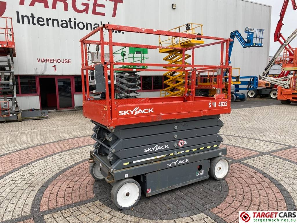 SkyJack SJIII-4632 Electric 4632 Scissor Work Lift 1170cm - رافعات مقصية: صور 1 SkyJack SJIII-4632 Electric 4632 Scissor Work Lift 1170cm - رافعات مقصية: صور 1