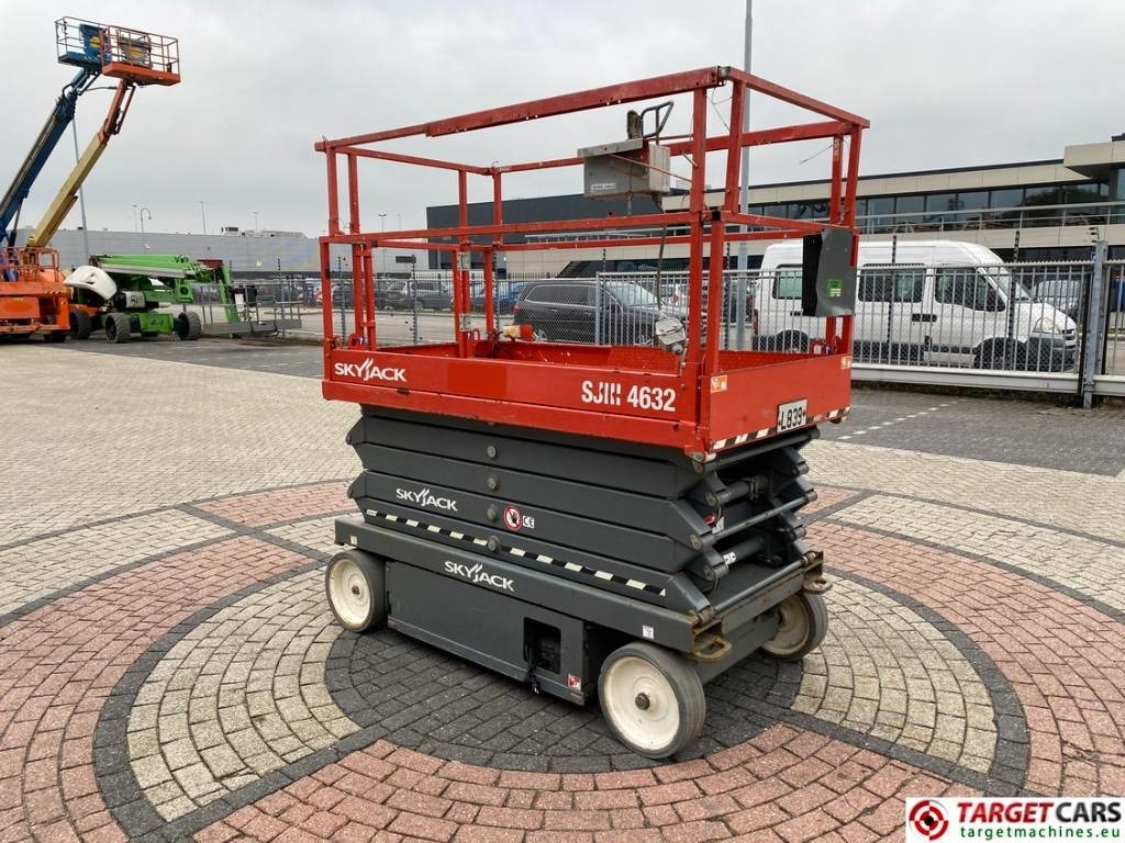 SkyJack SJIII-4632 Electric 4632 Scissor Work lift 1170cm - رافعات مقصية: صور 2 SkyJack SJIII-4632 Electric 4632 Scissor Work lift 1170cm - رافعات مقصية: صور 2