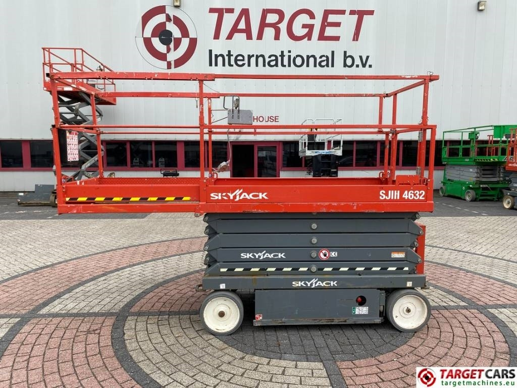 SkyJack SJIII-4632 Electric 4632 Scissor Work lift 1170cm - رافعات مقصية: صور 5 SkyJack SJIII-4632 Electric 4632 Scissor Work lift 1170cm - رافعات مقصية: صور 5