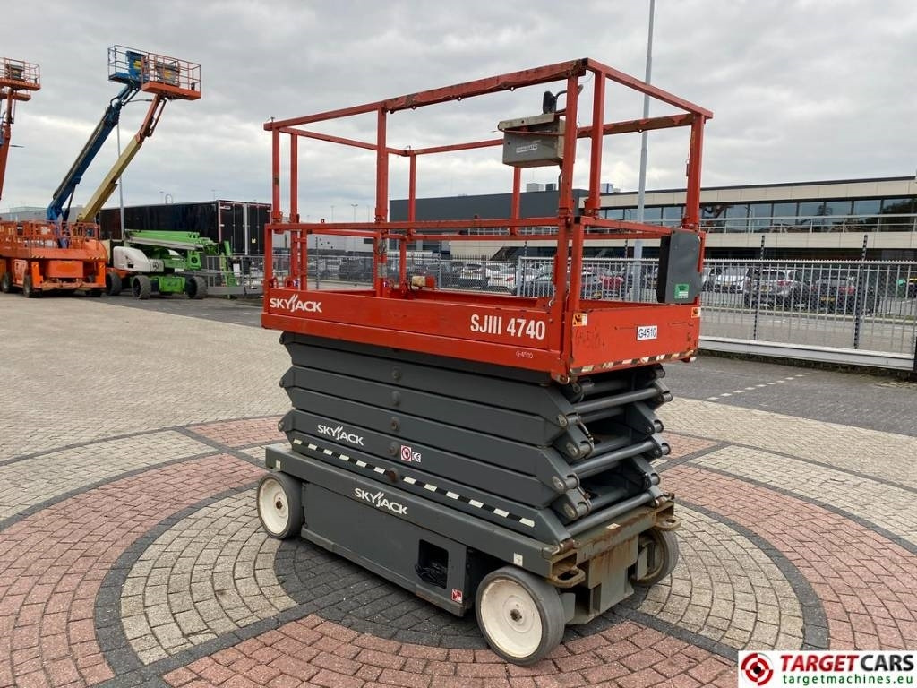 SkyJack SJIII-4740 Electric 4740 Scissor Work Lift 1380cm - رافعات مقصية: صور 2 SkyJack SJIII-4740 Electric 4740 Scissor Work Lift 1380cm - رافعات مقصية: صور 2