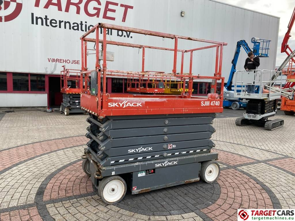 SkyJack SJIII-4740 Electric 4740 Scissor Work Lift 1380cm - رافعات مقصية: صور 1 SkyJack SJIII-4740 Electric 4740 Scissor Work Lift 1380cm - رافعات مقصية: صور 1