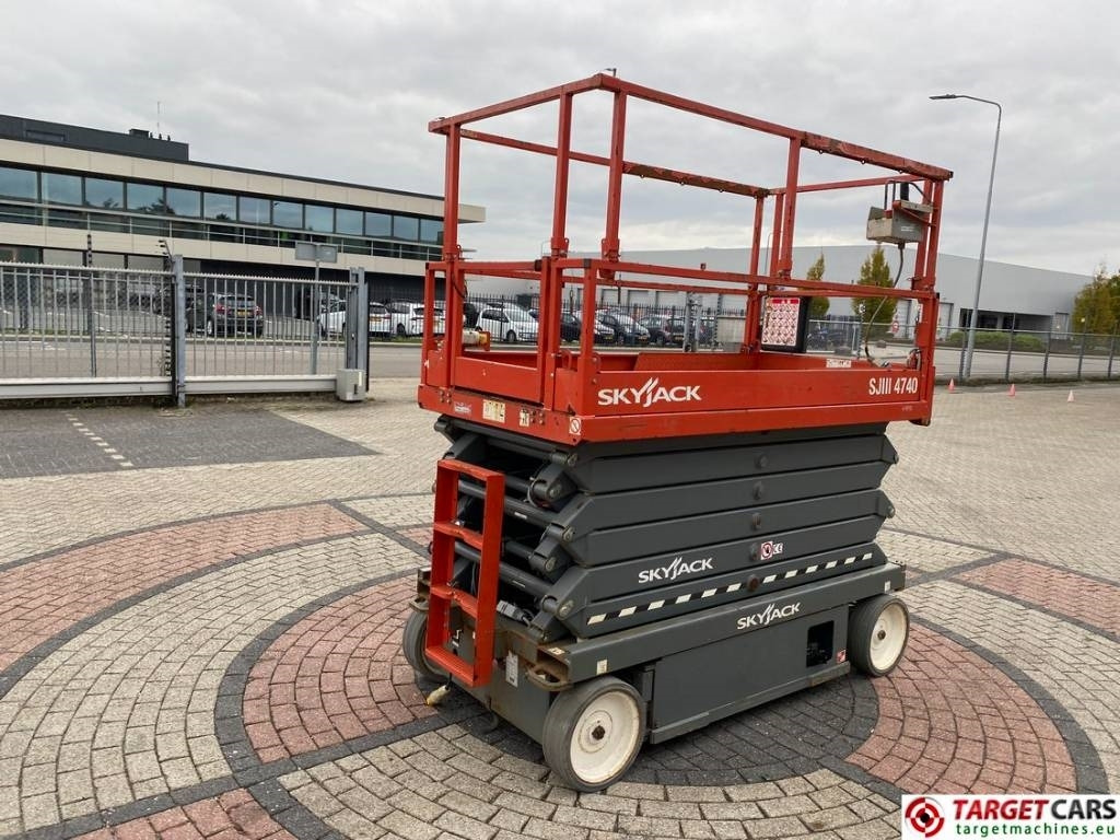 SkyJack SJIII-4740 Electric 4740 Scissor Work Lift 1380cm - رافعات مقصية: صور 3 SkyJack SJIII-4740 Electric 4740 Scissor Work Lift 1380cm - رافعات مقصية: صور 3