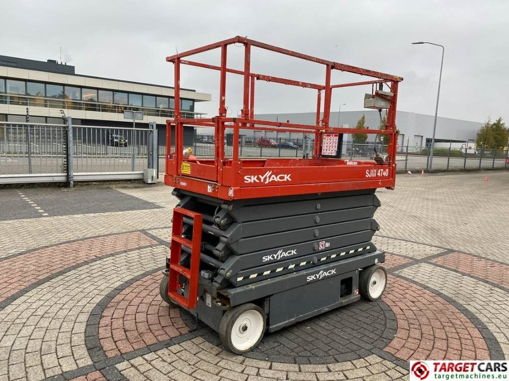 SkyJack SJIII-4740 Electric 4740 Scissor Work Lift 1380cm - رافعات مقصية: صور 3 SkyJack SJIII-4740 Electric 4740 Scissor Work Lift 1380cm - رافعات مقصية: صور 3