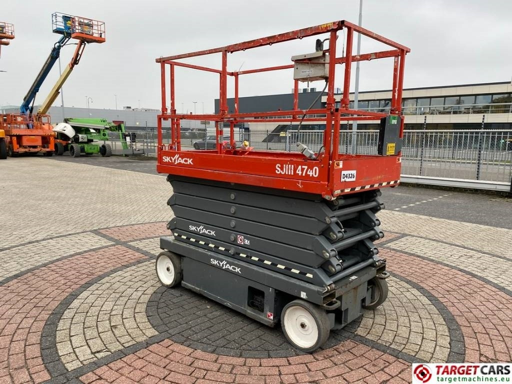 SkyJack SJIII-4740 Electric 4740 Scissor Work Lift 1380cm - رافعات مقصية: صور 2 SkyJack SJIII-4740 Electric 4740 Scissor Work Lift 1380cm - رافعات مقصية: صور 2