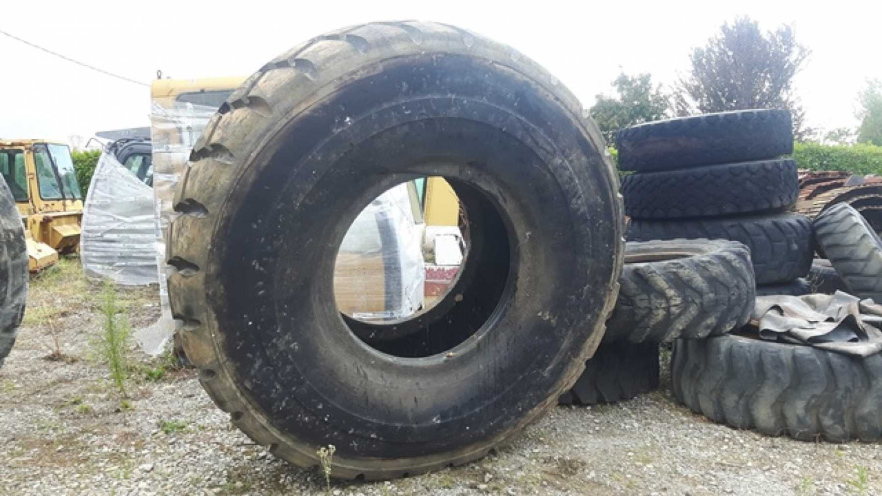 BRIDGESTONE 29/5R35 Pneumatici 29.5R35 in buone condizioni - الإطارات - آلات البناء: صور 3 BRIDGESTONE 29/5R35 Pneumatici 29.5R35 in buone condizioni - الإطارات - آلات البناء: صور 3