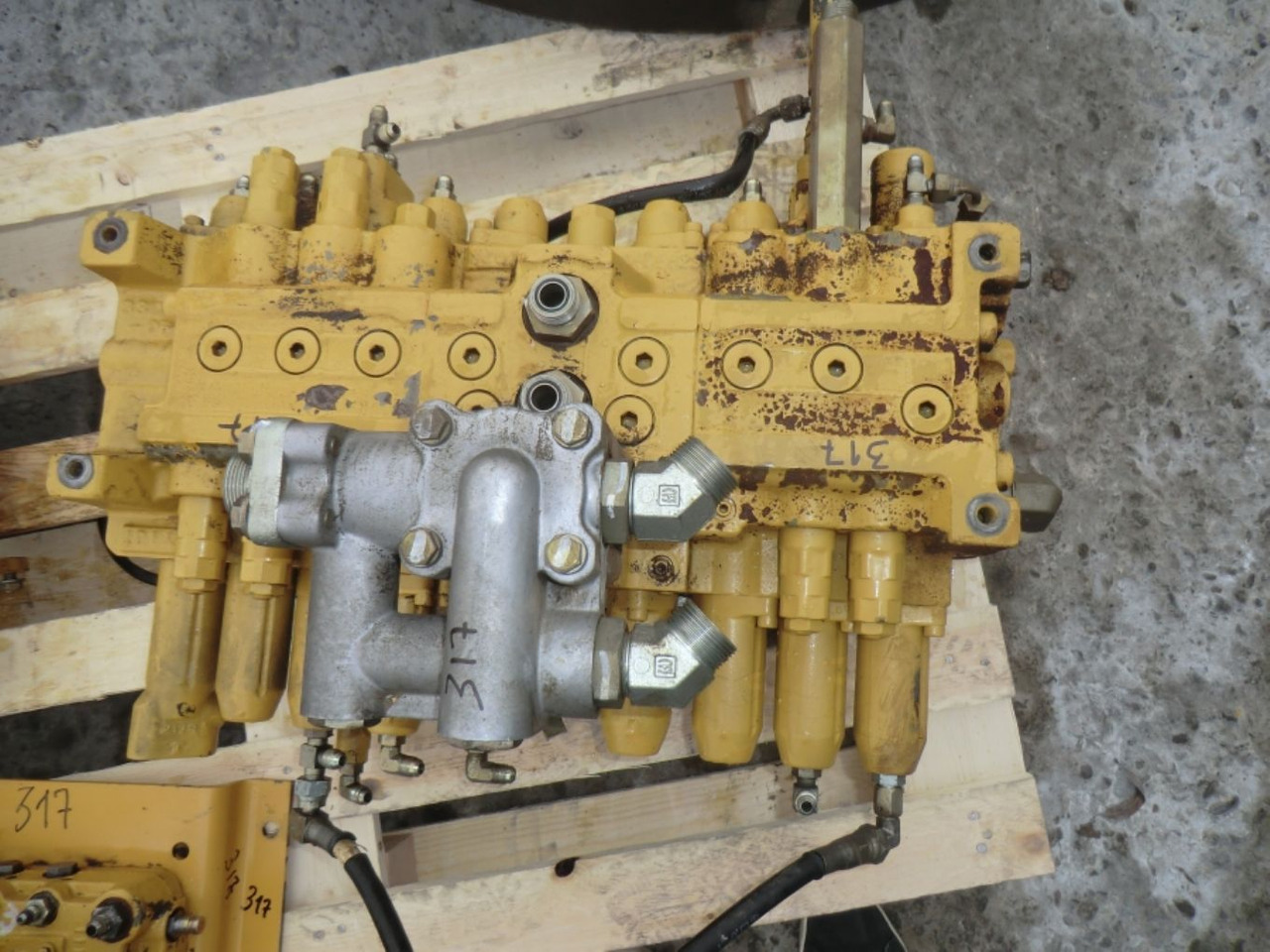 Caterpillar 317B LN Distributore idrualico - صمام هيدروليكي - آلات البناء: صور 2 Caterpillar 317B LN Distributore idrualico - صمام هيدروليكي - آلات البناء: صور 2