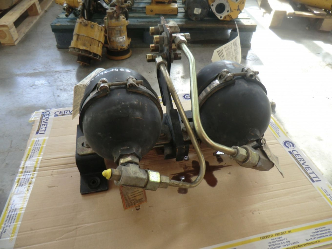 Caterpillar 735 Accumulatore per freno di servizio + piastra - علم السوائل المتحركة - آلات البناء: صور 3 Caterpillar 735 Accumulatore per freno di servizio + piastra - علم السوائل المتحركة - آلات البناء: صور 3