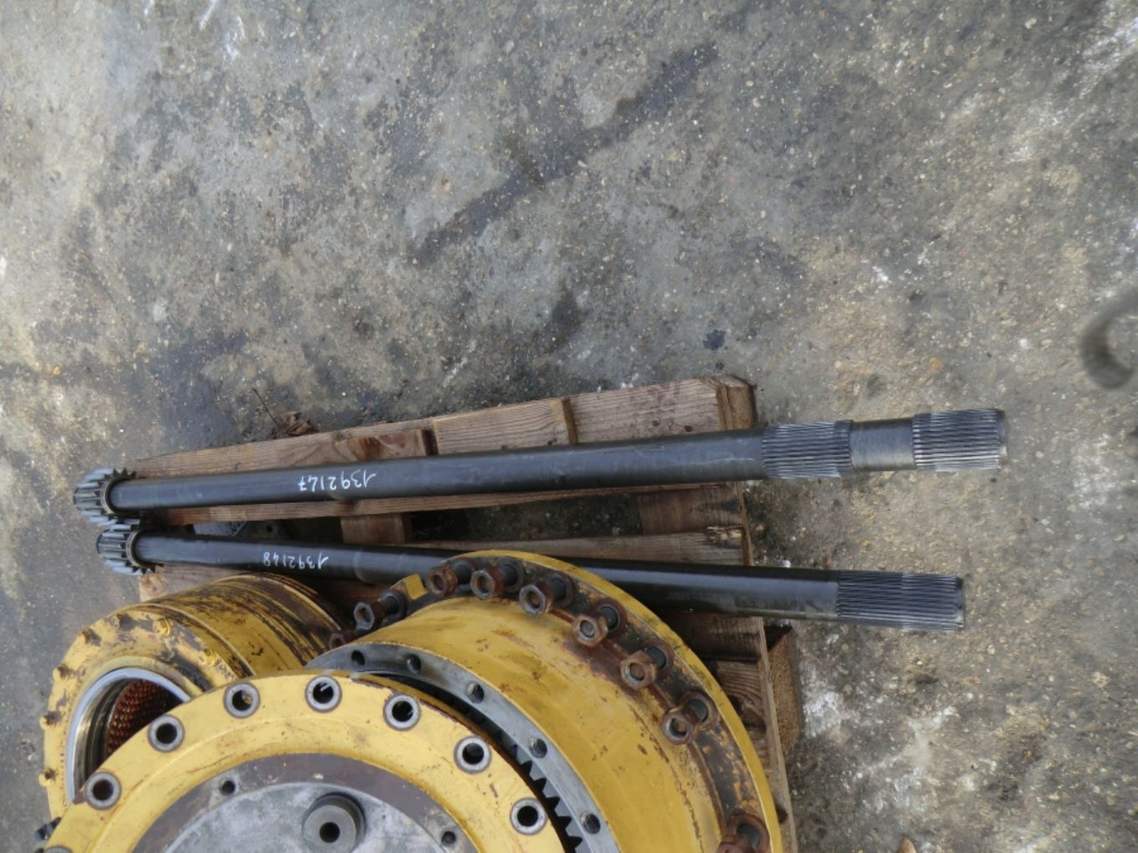 Caterpillar 735 Semiasse con una filettatura - نقل الحركة - آلات البناء: صور 3 Caterpillar 735 Semiasse con una filettatura - نقل الحركة - آلات البناء: صور 3