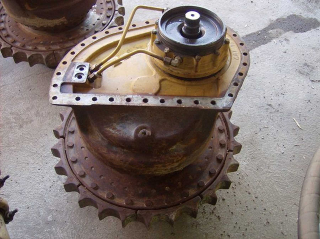 Caterpillar 953 RIDUTTORE DI TRASLAZIONE DESTRO COMPLETO DI RUOTA MOTRICE 3A6425 - نقل الحركة - آلات البناء: صور 3 Caterpillar 953 RIDUTTORE DI TRASLAZIONE DESTRO COMPLETO DI RUOTA MOTRICE 3A6425 - نقل الحركة - آلات البناء: صور 3
