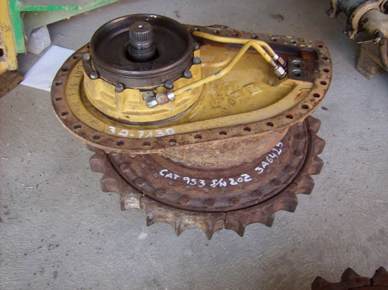 Caterpillar 953 RIDUTTORE DI TRASLAZIONE DESTRO COMPLETO DI RUOTA MOTRICE 3A6425 - نقل الحركة - آلات البناء: صور 4 Caterpillar 953 RIDUTTORE DI TRASLAZIONE DESTRO COMPLETO DI RUOTA MOTRICE 3A6425 - نقل الحركة - آلات البناء: صور 4