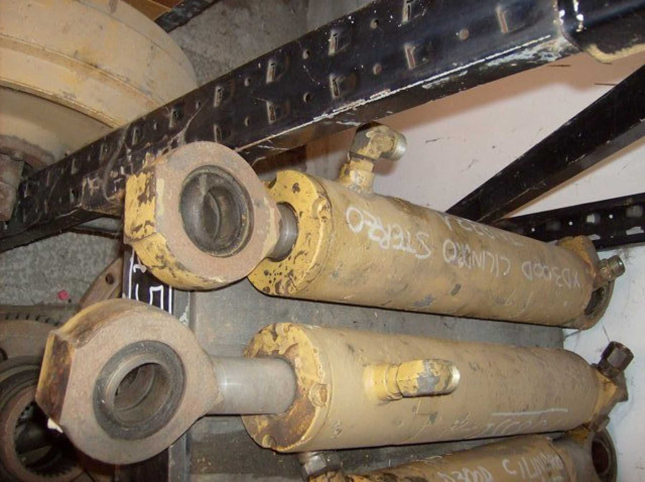 Caterpillar D300D CILINDRI STERZO - الاسطوانة الهيدروليكية - آلات البناء: صور 1 Caterpillar D300D CILINDRI STERZO - الاسطوانة الهيدروليكية - آلات البناء: صور 1