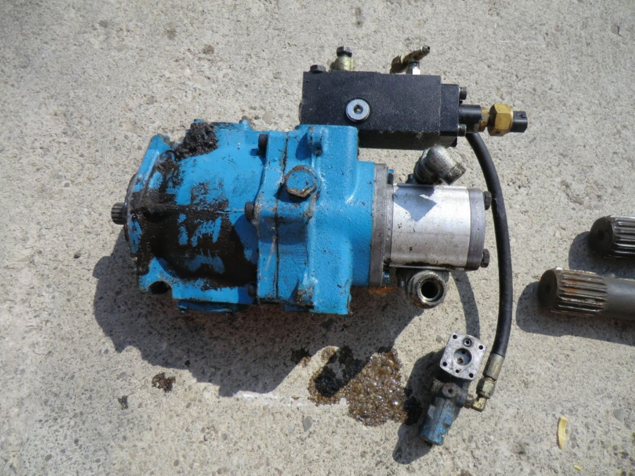 VOLVO L120C ALBERO, SENSORE E POMPA - نقل الحركة - آلات البناء: صور 1 VOLVO L120C ALBERO, SENSORE E POMPA - نقل الحركة - آلات البناء: صور 1