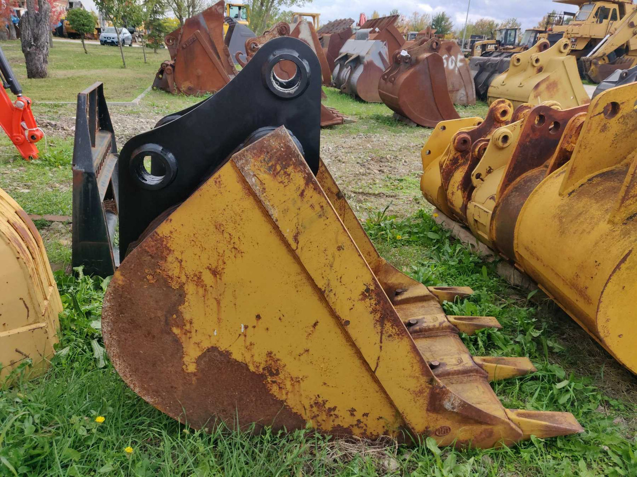 Varie 1000 MM benna da 1000 mm con denti. Attacco adattabile CAT 323B e VOLVO EC220 - بكت حفار: صور 1 Varie 1000 MM benna da 1000 mm con denti. Attacco adattabile CAT 323B e VOLVO EC220 - بكت حفار: صور 1