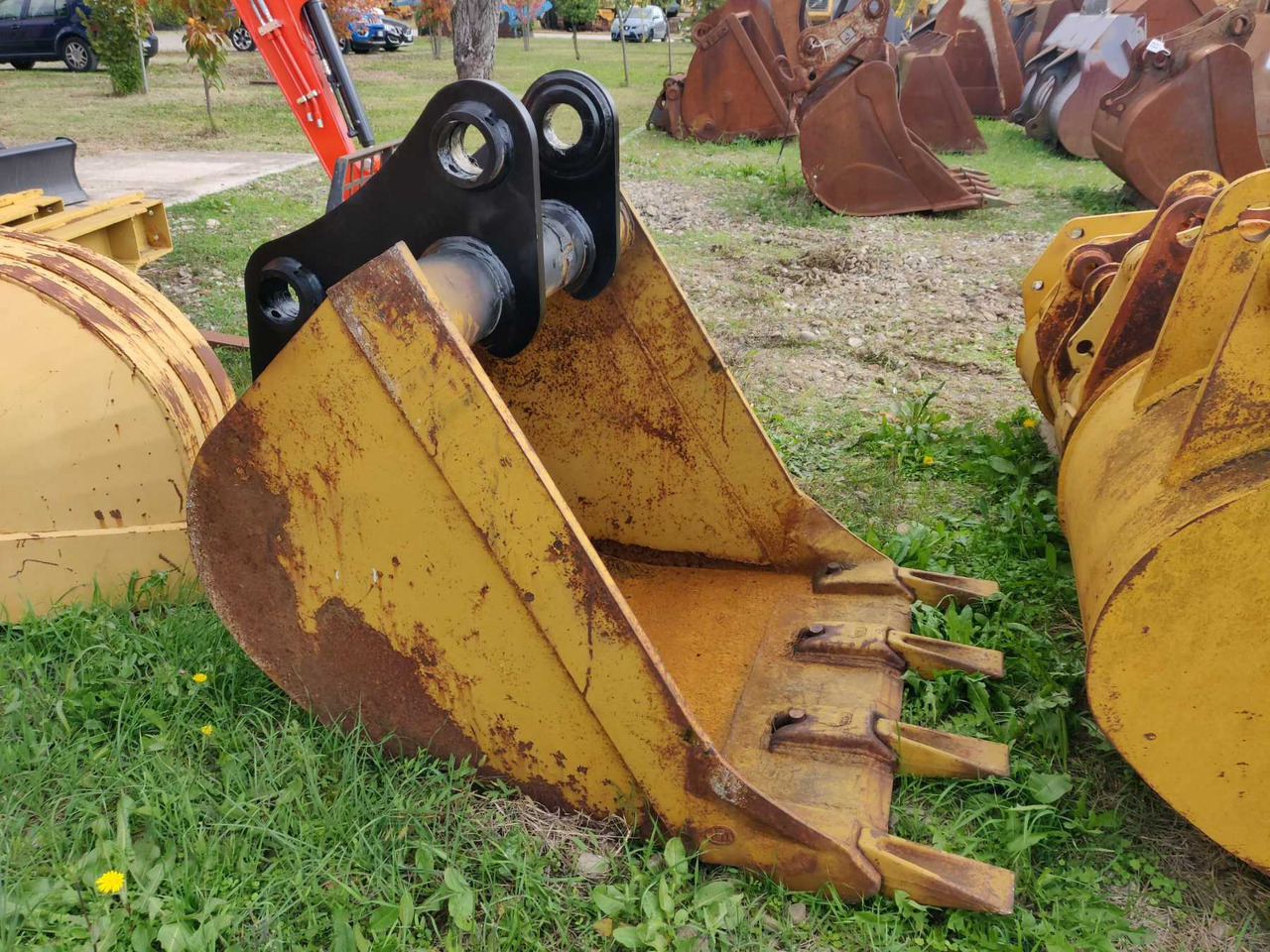 Varie 1000 MM benna da 1000 mm con denti. Attacco adattabile CAT 323B e VOLVO EC220 - بكت حفار: صور 2 Varie 1000 MM benna da 1000 mm con denti. Attacco adattabile CAT 323B e VOLVO EC220 - بكت حفار: صور 2
