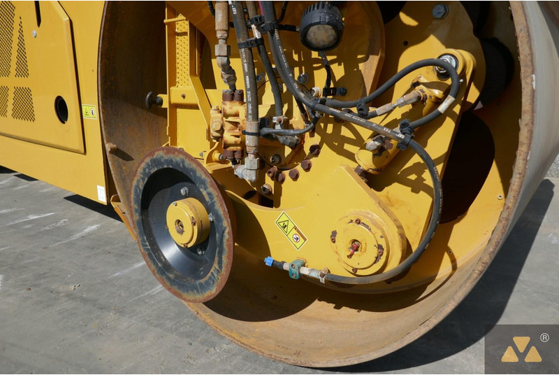 مدحلة Caterpillar CB13: صور 19