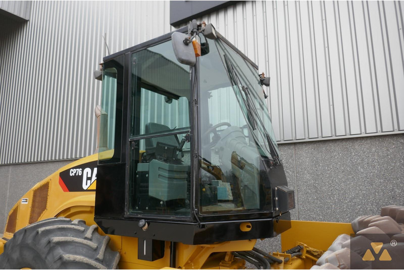 مدحلة Caterpillar CP76: صور 14