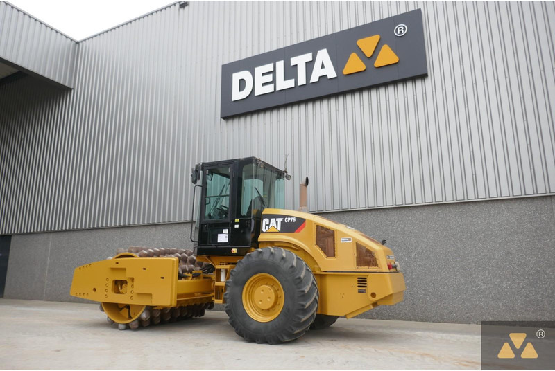مدحلة Caterpillar CP76: صور 6