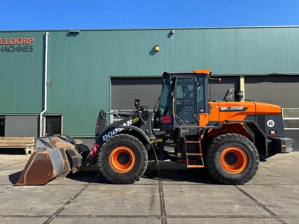 Doosan DL250-7 - اللودر بعجل: صور 1 Doosan DL250-7 - اللودر بعجل: صور 1