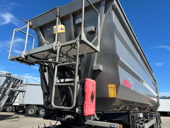 MEGA Schrott-Kippmulde, Portaltüren, SAF Achse, Liftachse, Alufelgen - قلابة نصف مقطورة: صور 2 MEGA Schrott-Kippmulde, Portaltüren, SAF Achse, Liftachse, Alufelgen - قلابة نصف مقطورة: صور 2