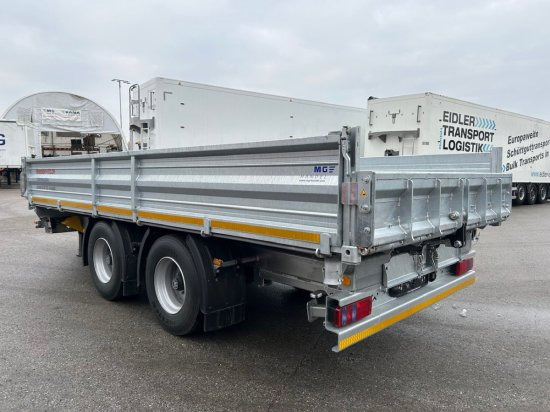 Möslein Tandemkipper-Tieflader, 3 Seitenkipper mit Einschubrampen - عربة مسطحة منخفضة مقطورة: صور 5 Möslein Tandemkipper-Tieflader, 3 Seitenkipper mit Einschubrampen - عربة مسطحة منخفضة مقطورة: صور 5