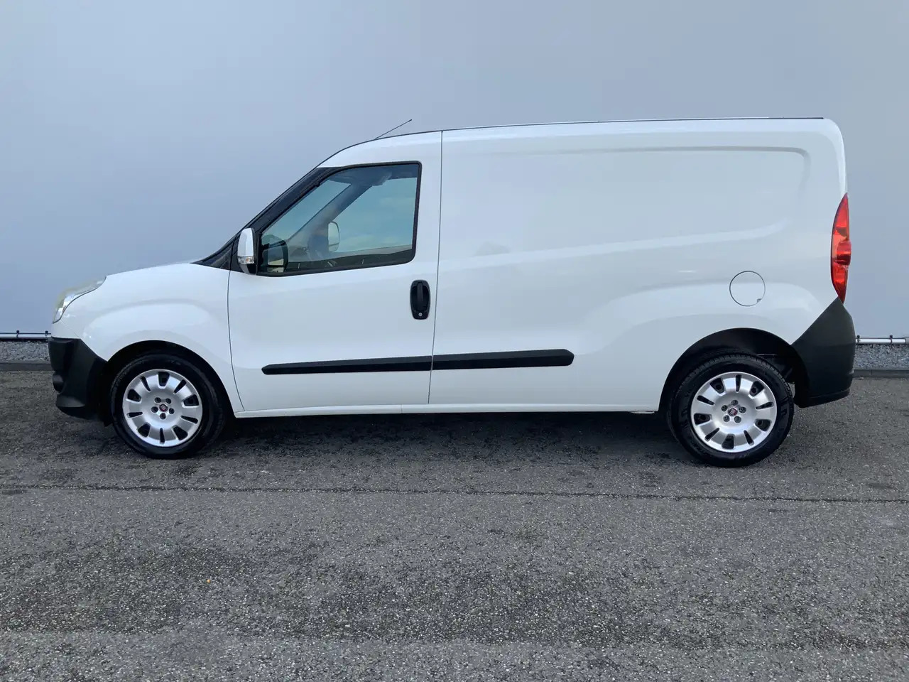 Fiat Doblo Cargo 1.6 MultiJet SX Maxi Airco Trekhaak 1300 kg - فان المدمجة: صور 3 Fiat Doblo Cargo 1.6 MultiJet SX Maxi Airco Trekhaak 1300 kg - فان المدمجة: صور 3