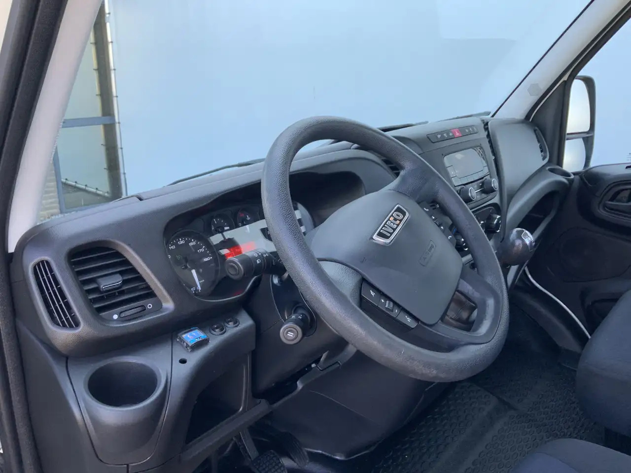 Iveco 40C18 B.E Trekker Airco Cruise 3 Zits Euro 6 180 - شاحنة جرار صغيرة: صور 5 Iveco 40C18 B.E Trekker Airco Cruise 3 Zits Euro 6 180 - شاحنة جرار صغيرة: صور 5