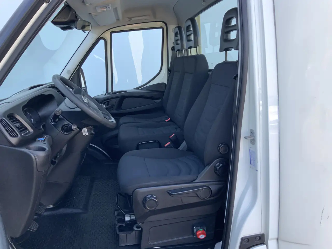Iveco 40C18 B.E Trekker Airco Cruise 3 Zits Euro 6 180 - شاحنة جرار صغيرة: صور 4 Iveco 40C18 B.E Trekker Airco Cruise 3 Zits Euro 6 180 - شاحنة جرار صغيرة: صور 4