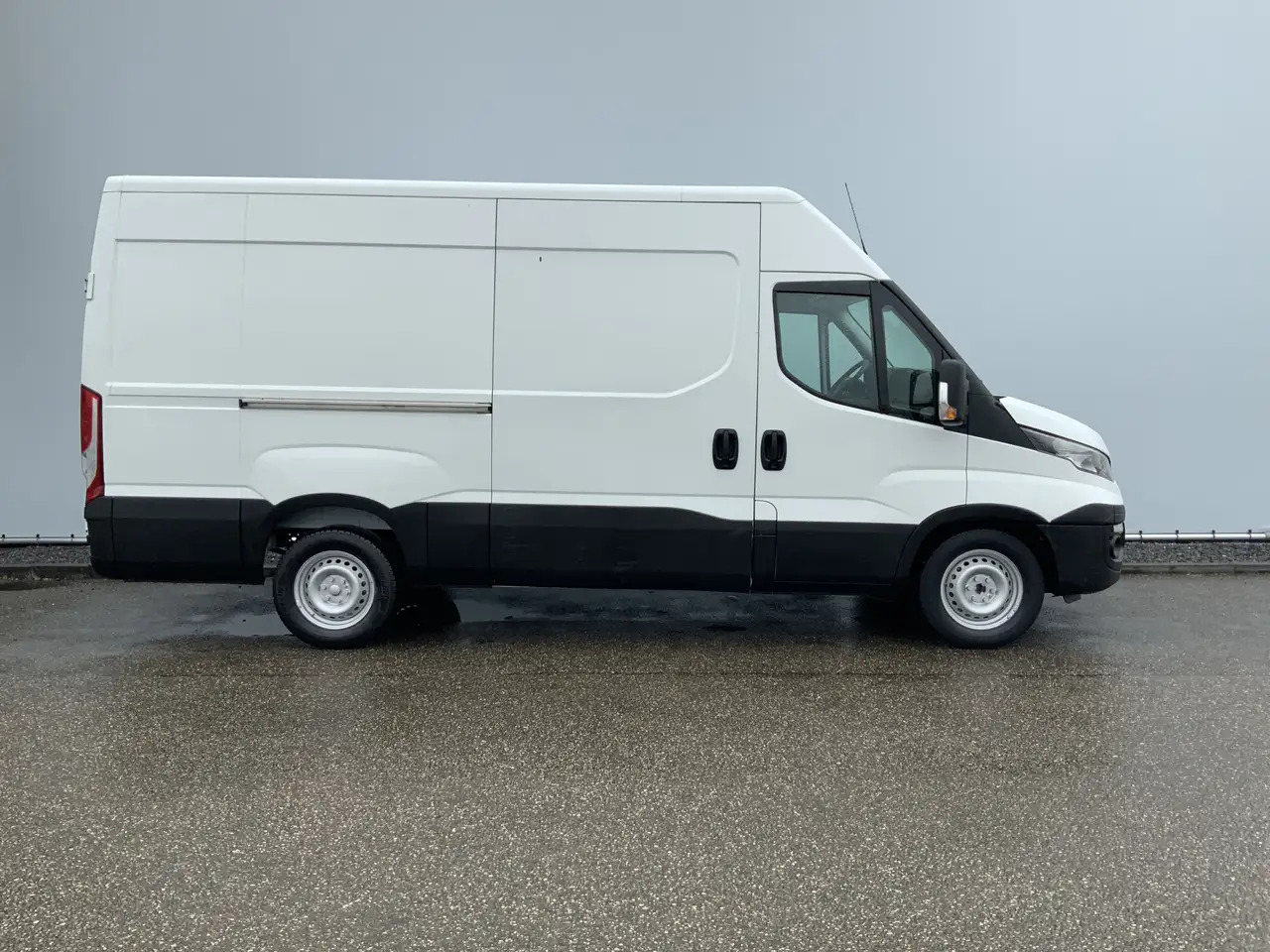 Iveco Daily 35S13V 2.3 352 H2 L3 Airco 3 Zits Opstap Euro 5 - فان: صور 3 Iveco Daily 35S13V 2.3 352 H2 L3 Airco 3 Zits Opstap Euro 5 - فان: صور 3