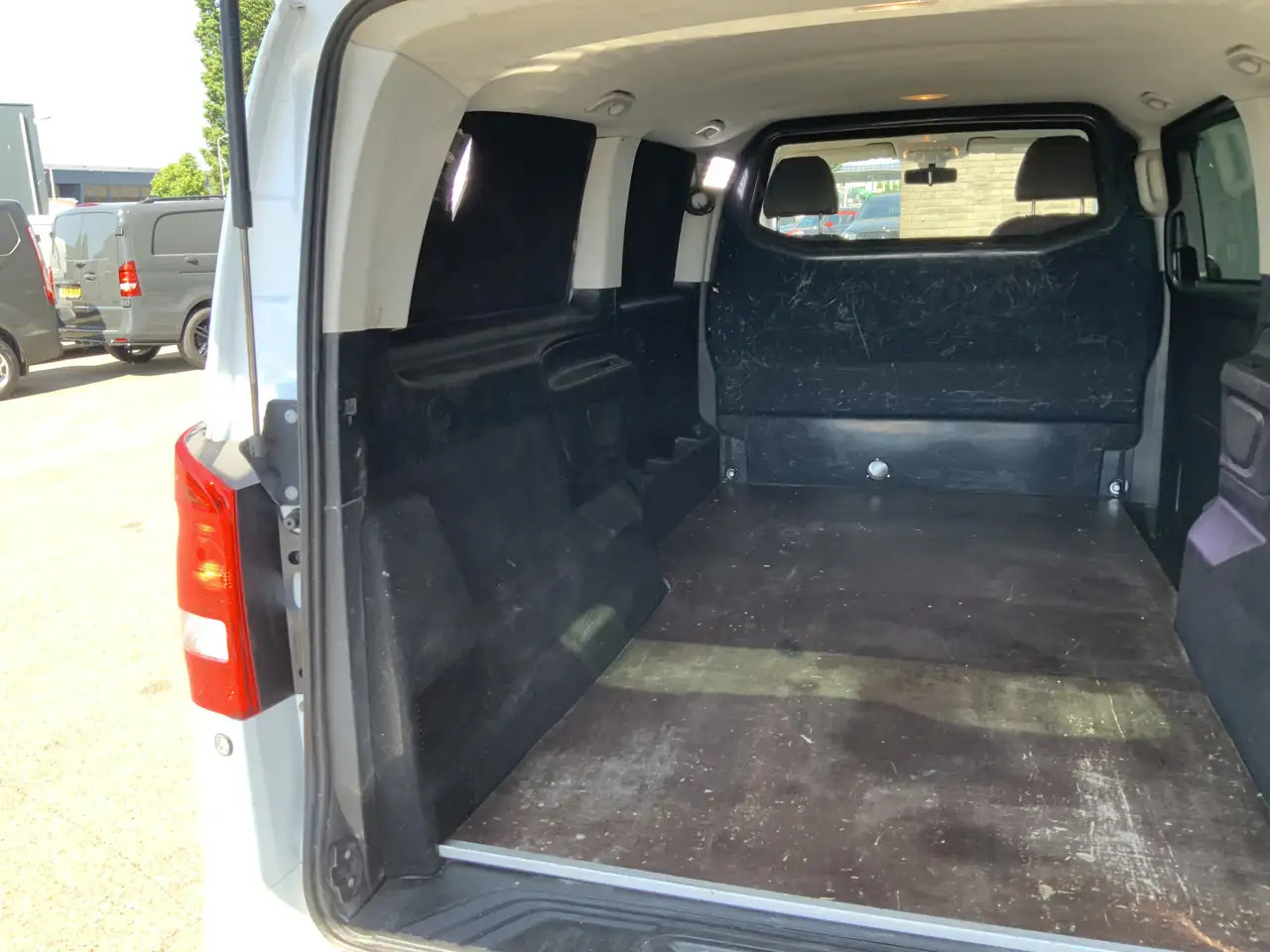 فان Mercedes-Benz Vito Tourer XL 114 CDI Autom. Airco Cruise Camera Alu V: صور 14 فان Mercedes-Benz Vito Tourer XL 114 CDI Autom. Airco Cruise Camera Alu V: صور 14