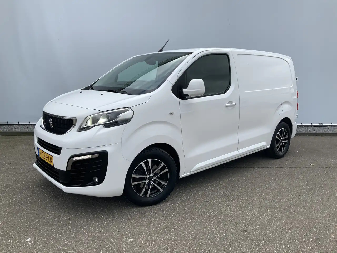 Peugeot Expert 227C 2.0 BlueHDI 150 Premium Pack Airco Cruise Cam - فان: صور 1 Peugeot Expert 227C 2.0 BlueHDI 150 Premium Pack Airco Cruise Cam - فان: صور 1