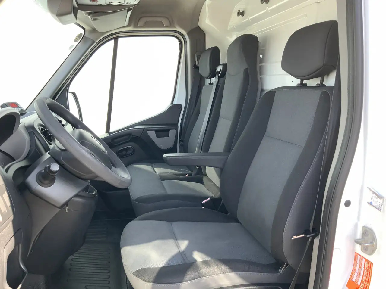 Renault Master T35 2.3 dCi L3H2 Maxi Koelauto Cruise 3 Zits Euro إيجار Renault Master T35 2.3 dCi L3H2 Maxi Koelauto Cruise 3 Zits Euro: صور 9