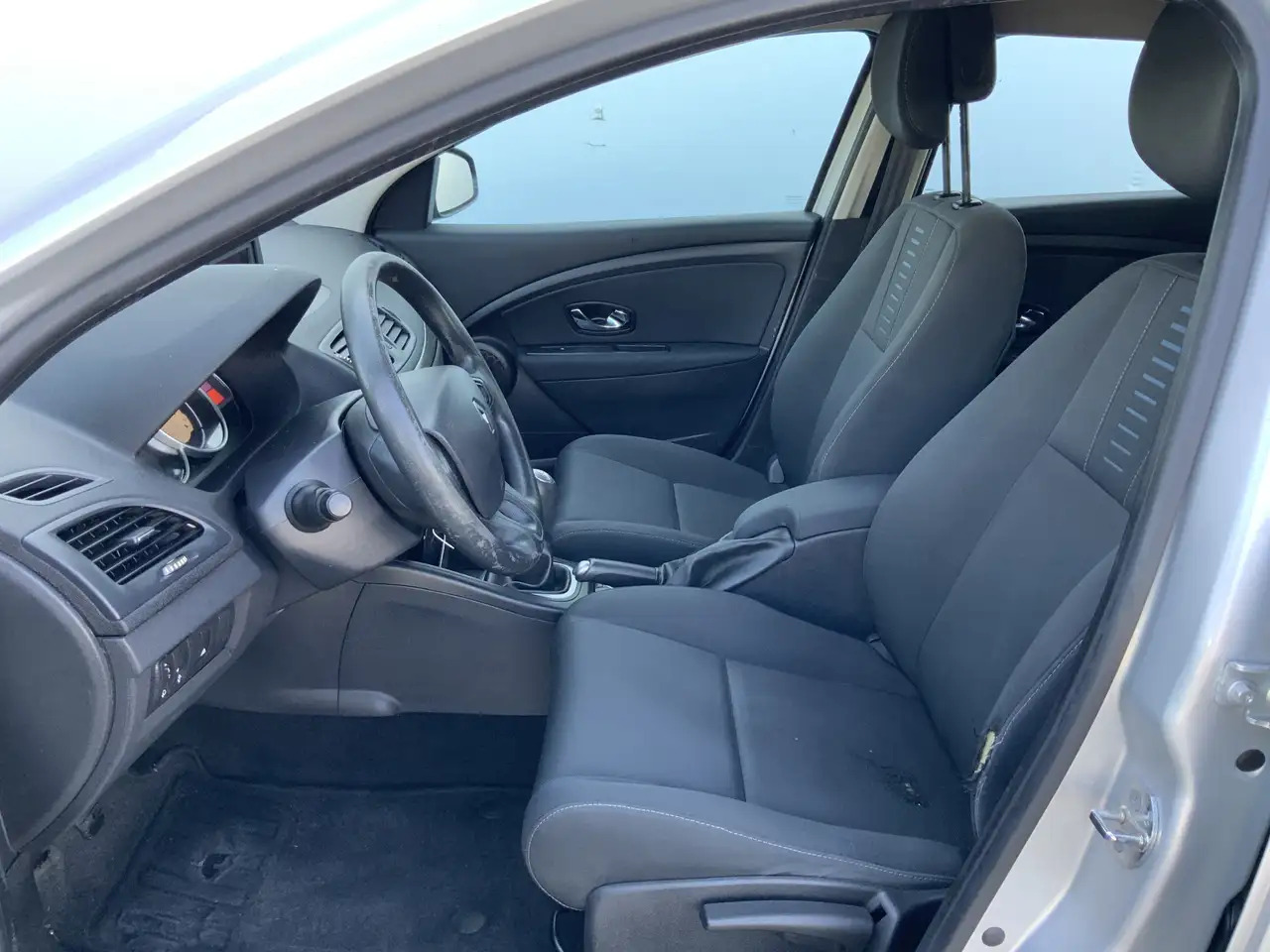 Renault Megane 1.5 dCi Expression Airco Navi Grijs Kenteken Euro - سيارة: صور 4 Renault Megane 1.5 dCi Expression Airco Navi Grijs Kenteken Euro - سيارة: صور 4