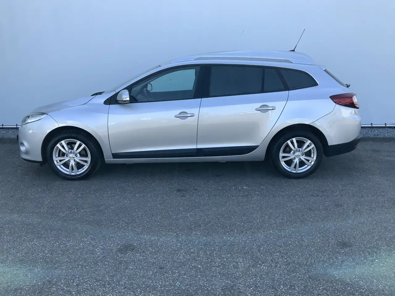 Renault Megane 1.5 dCi Expression Airco Navi Grijs Kenteken Euro - سيارة: صور 3 Renault Megane 1.5 dCi Expression Airco Navi Grijs Kenteken Euro - سيارة: صور 3