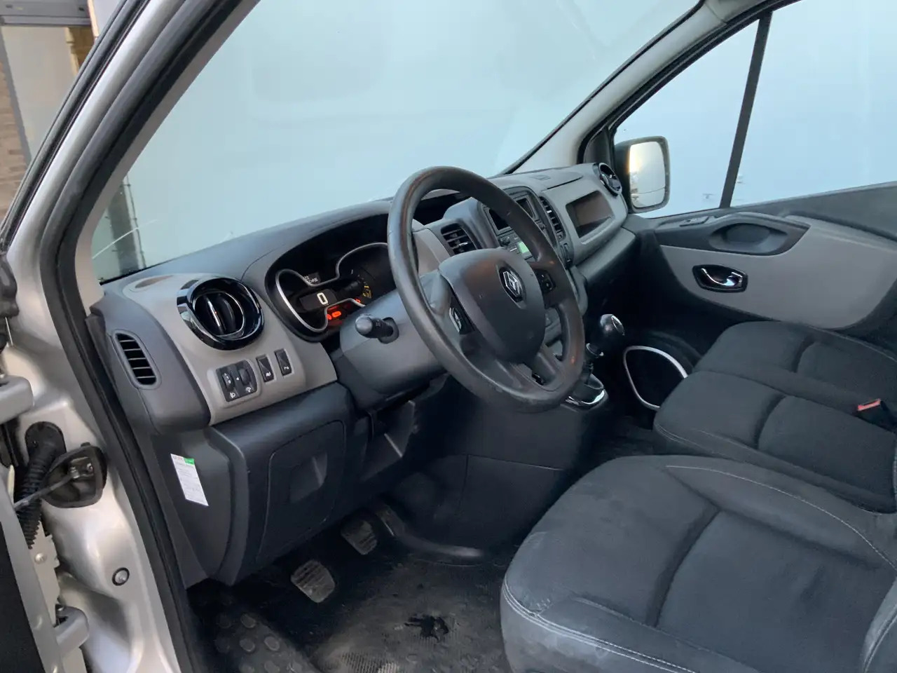 Renault Trafic 1.6 dCi T29 L2H1 Comfort Airco Cruise 3 Zits EXPOR - فان: صور 5 Renault Trafic 1.6 dCi T29 L2H1 Comfort Airco Cruise 3 Zits EXPOR - فان: صور 5
