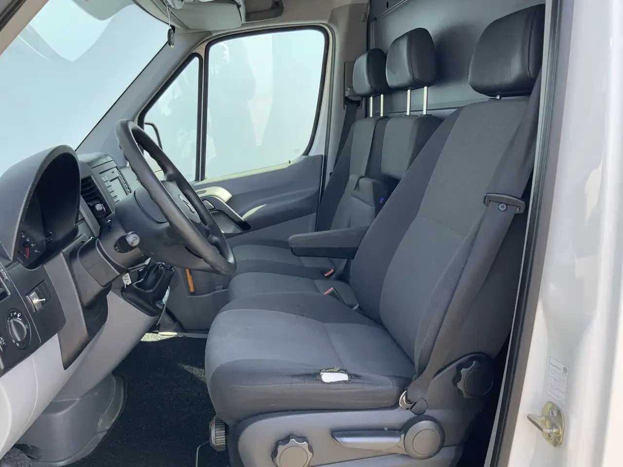 Volkswagen Crafter 35 2.0 TDI L1H1 Airco Cruise 3 Zits Trekhaak 2000 - فان: صور 4 Volkswagen Crafter 35 2.0 TDI L1H1 Airco Cruise 3 Zits Trekhaak 2000 - فان: صور 4