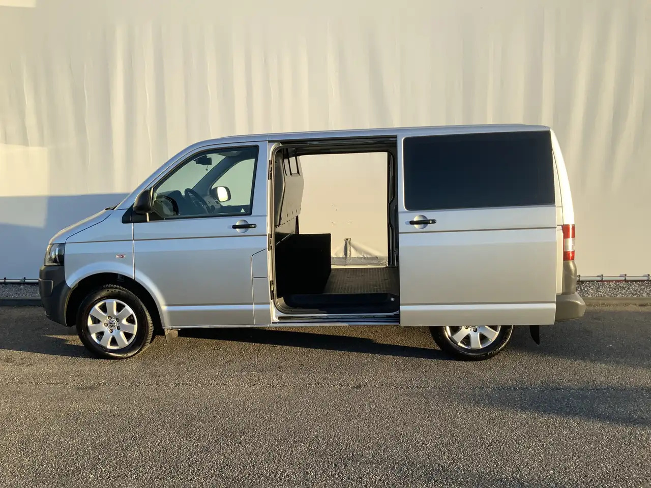 Volkswagen T5 Transporter 2.0 L1H2 Benzine Airco Navi Dub Schuifdeuren Leer إيجار Volkswagen T5 Transporter 2.0 L1H2 Benzine Airco Navi Dub Schuifdeuren Leer: صور 8