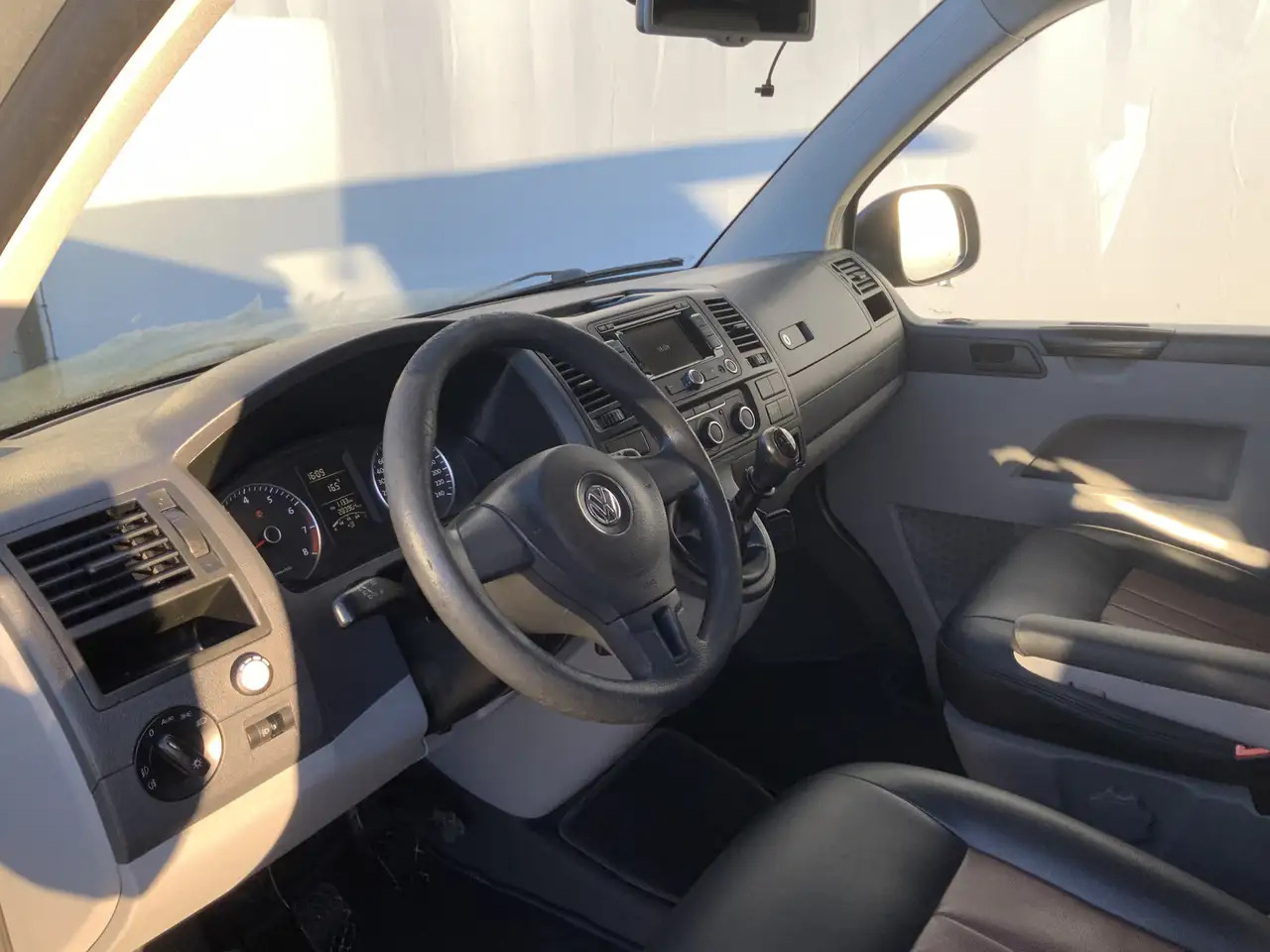 Volkswagen T5 Transporter 2.0 L1H2 Benzine Airco Navi Dub Schuifdeuren Leer إيجار Volkswagen T5 Transporter 2.0 L1H2 Benzine Airco Navi Dub Schuifdeuren Leer: صور 14