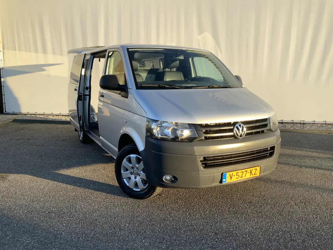 Volkswagen T5 Transporter 2.0 L1H2 Benzine Airco Navi Dub Schuifdeuren Leer إيجار Volkswagen T5 Transporter 2.0 L1H2 Benzine Airco Navi Dub Schuifdeuren Leer: صور 24