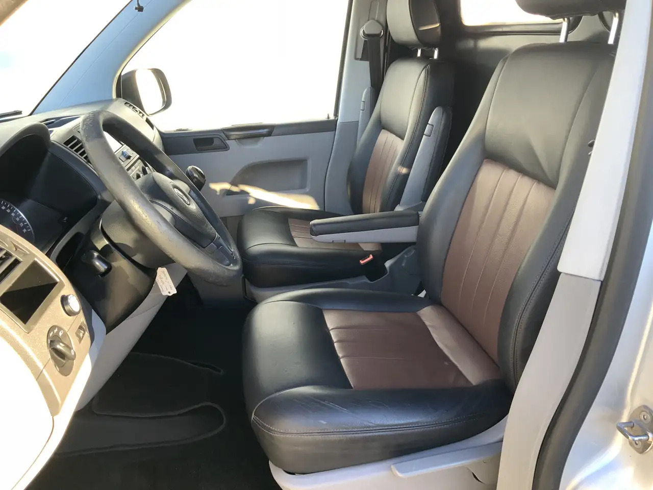 Volkswagen T5 Transporter 2.0 L1H2 Benzine Airco Navi Dub Schuifdeuren Leer - فان: صور 4 Volkswagen T5 Transporter 2.0 L1H2 Benzine Airco Navi Dub Schuifdeuren Leer - فان: صور 4