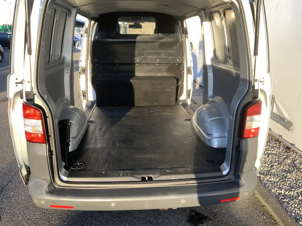 Volkswagen T5 Transporter 2.0 L1H2 Benzine Airco Navi Dub Schuifdeuren Leer إيجار Volkswagen T5 Transporter 2.0 L1H2 Benzine Airco Navi Dub Schuifdeuren Leer: صور 7