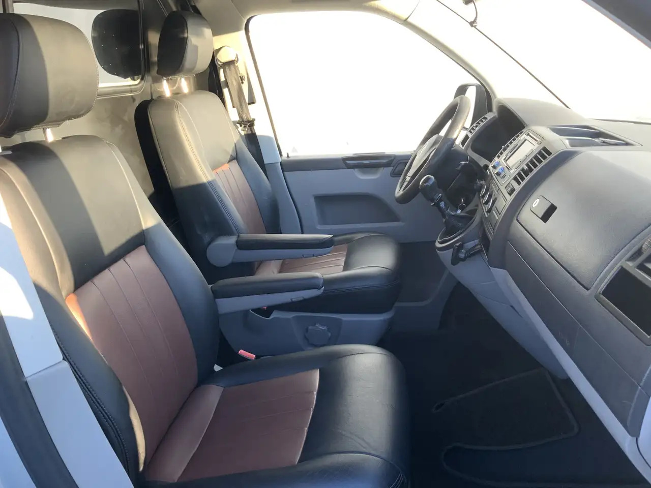 Volkswagen T5 Transporter 2.0 L1H2 Benzine Airco Navi Dub Schuifdeuren Leer إيجار Volkswagen T5 Transporter 2.0 L1H2 Benzine Airco Navi Dub Schuifdeuren Leer: صور 21