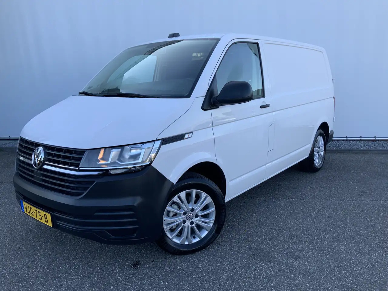 Volkswagen T6.1 Transporter 2.0 TDI L1H1 26 Economy Business Airco Cruise 3 Zi - فان: صور 1 Volkswagen T6.1 Transporter 2.0 TDI L1H1 26 Economy Business Airco Cruise 3 Zi - فان: صور 1